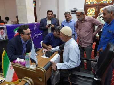 برپایی میز خدمت دانشگاه علوم‌پزشکی هرمزگان در نمازجمعه بندرعباس به مناسبت هفته دولت