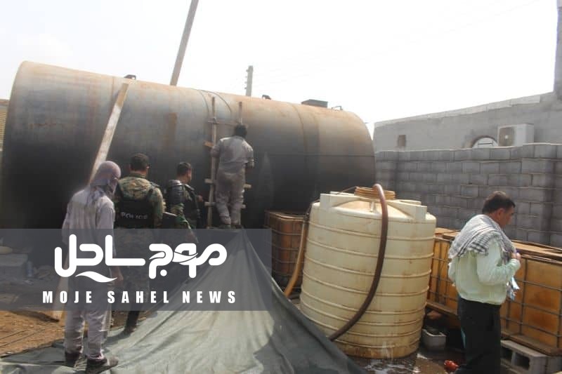 کشف محل دپو هزاران لیتر سوخت قاچاق در بندر چیروئیه استان هرمزگان 